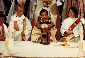 Barbara Harris celebrating Holy Eucharist at 1989 consecration service