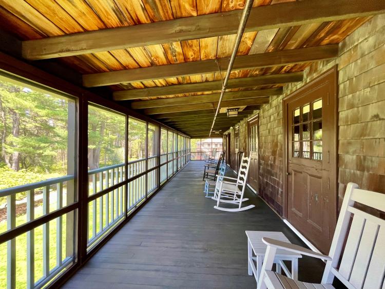 Porch with rocking chairs at Adelynrood